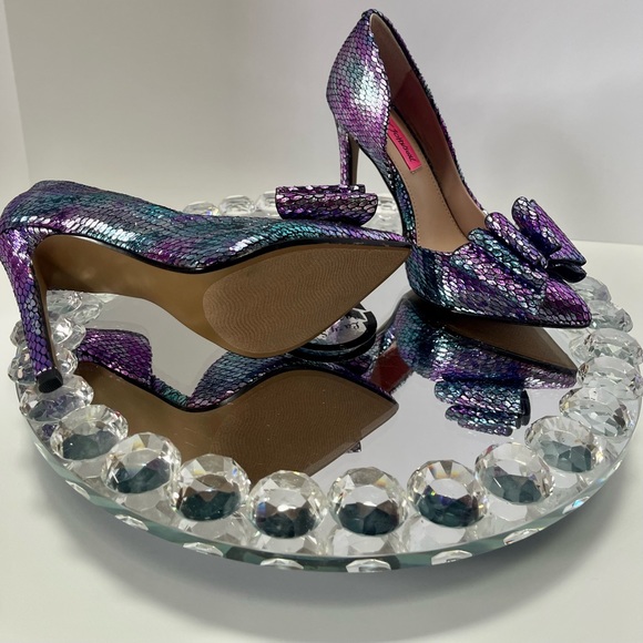 Dazzling Betsey Johnson Prince-p Pump, size 5, purple snake color - Picture 4 of 4